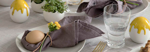 Blomstrende påskebord med dekorative æggeskaller - Plantorama