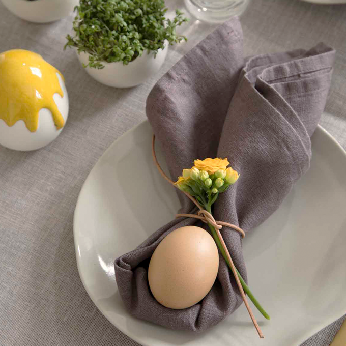 Blomstrende påskebord med dekorative æggeskaller - Plantorama