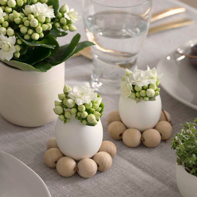 Blomstrende påskebord med dekorative æggeskaller - Plantorama