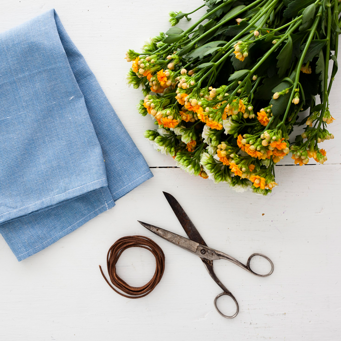Sommerlig borddækning med gule blomster - Plantorama