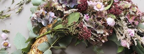 Blomstrende adventskrans med hortensia og eukalyptus - Plantorama