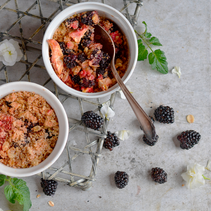 Opskrift: Brombærcrumble med æble og mandler - Plantorama
