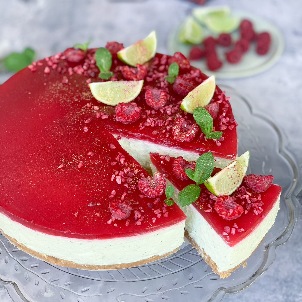 Cheesecake med mynte, lime og hindbærgelé - få opskriften på Plantorama.dk