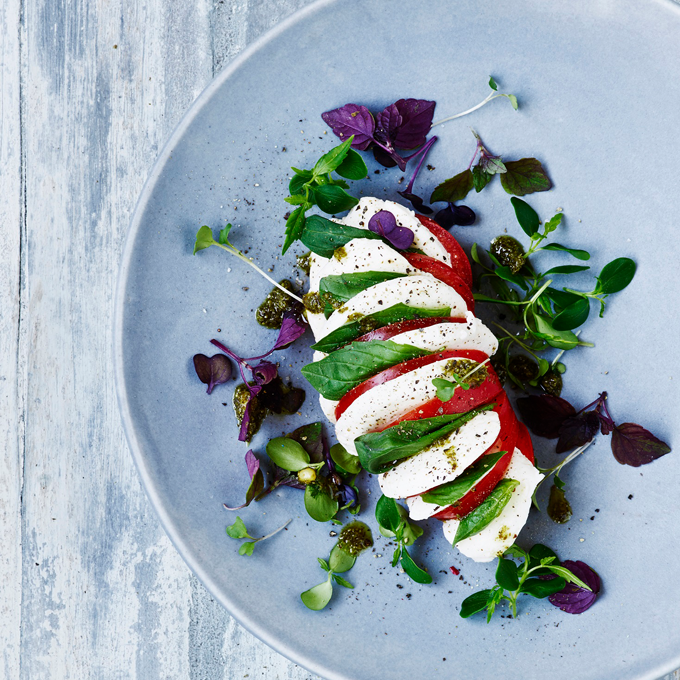 Opskrift: Klassisk og italiensk tomatsalat - Plantorama