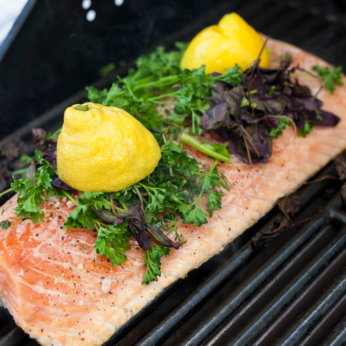 Opskrift: Laks på grill med friske krydderurter - Plantorama