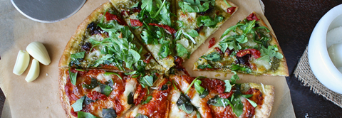 Opskrift: Pizza med havens grøntsager og krydderurter - Plantorama