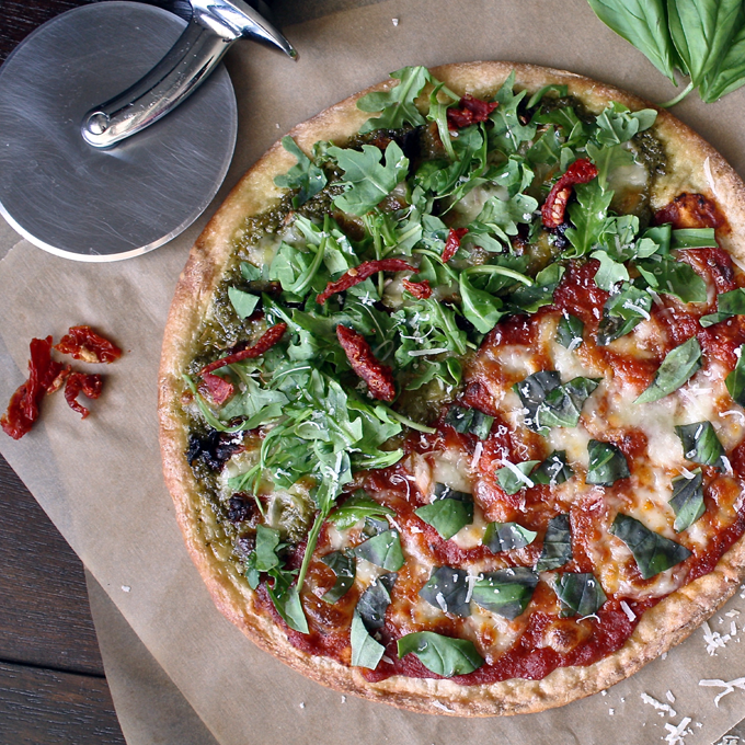 Opskrift: Pizza med havens grøntsager og krydderurter - Plantorama