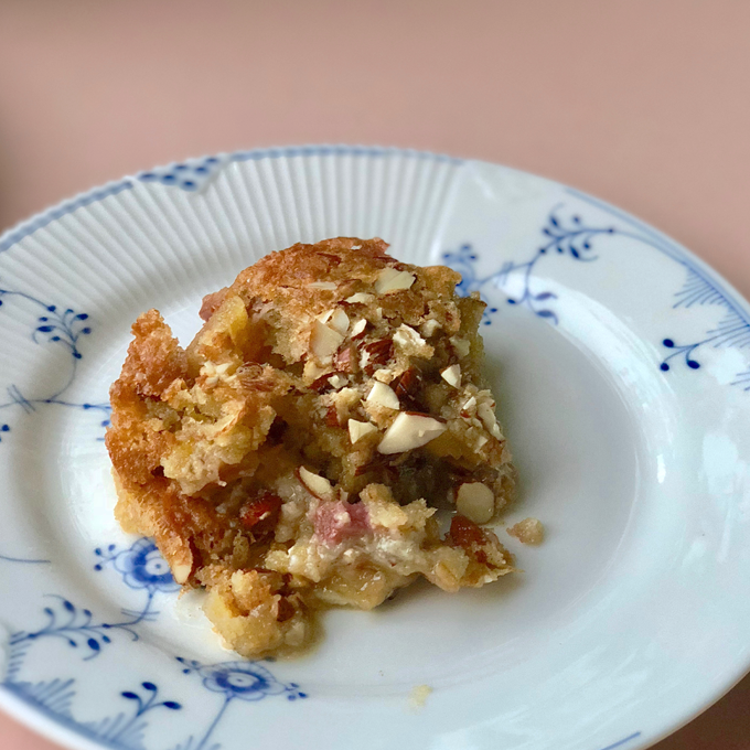 Smuldrekage med marcipan, rabarber og hvid chokolade